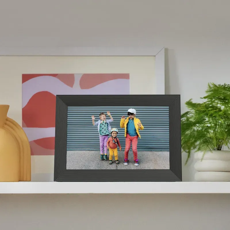 Digital photo frame displaying a photograph on a tabletop